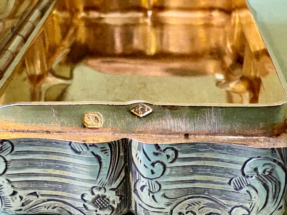 A VERY FINE ENGRAVED SILVER SNUFF BOX View VI