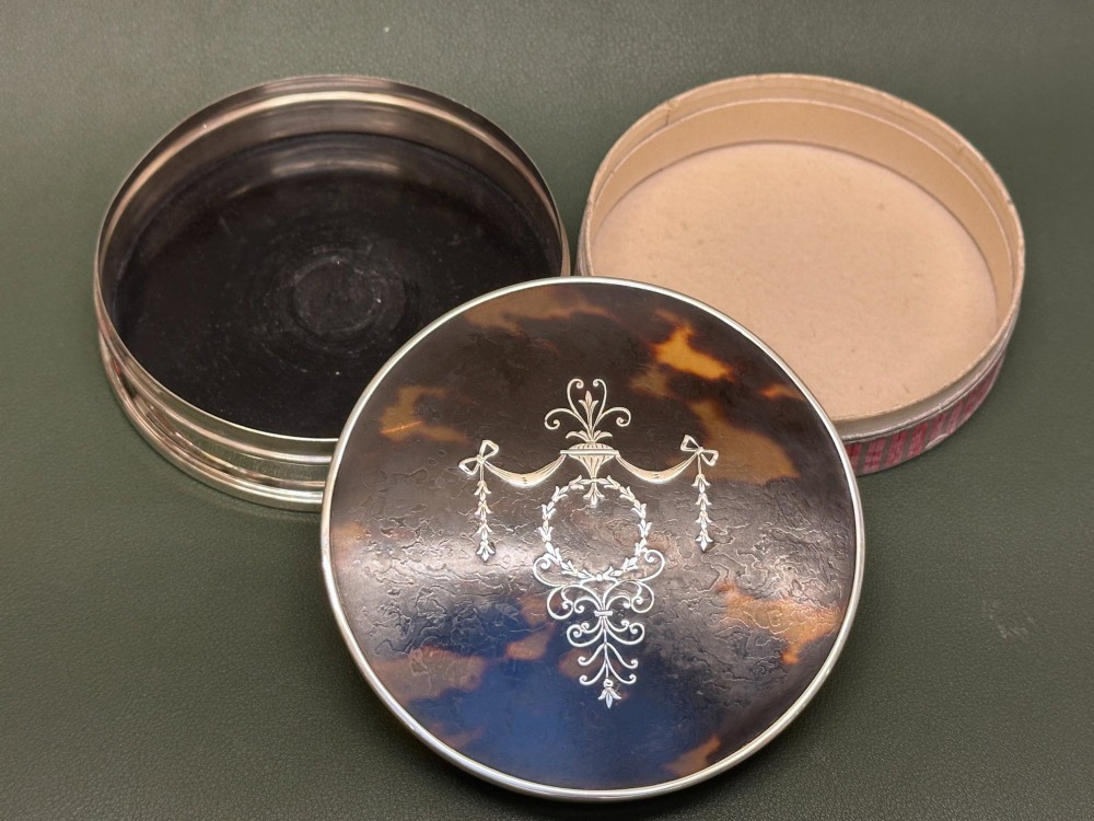 English Silver & Tortoiseshell Circular box – Birmingham 1915. View VII