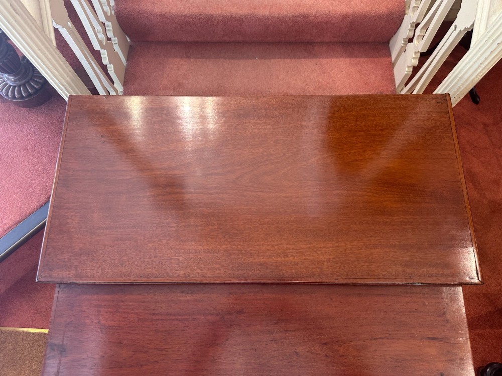 An 18th-century George III mahogany bachelors chest featuring four graduated drawers, brass swan-neck handles, a pull-out brushing slide, and bracket feet. View VII