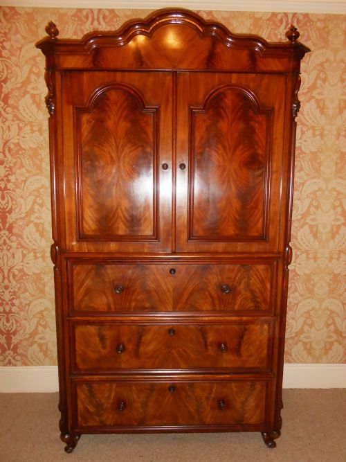 Stunning Quality Victorian Mahogany Press / Cabinet