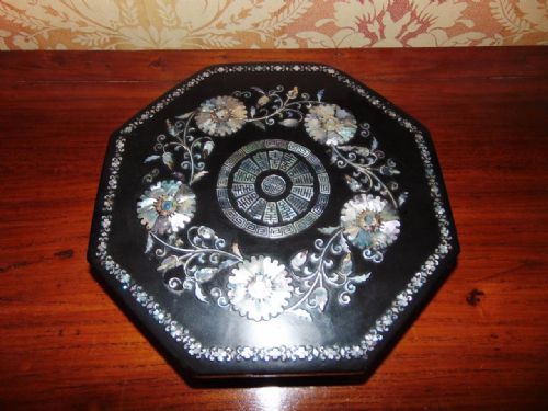 19th Century Chinese Lacquer & Mother of Pearl Hexagonal Jewellery / Trinket Box