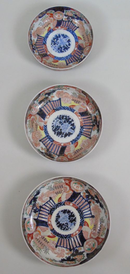 Good Set of Three Graduating Japanese Imari Bowls
