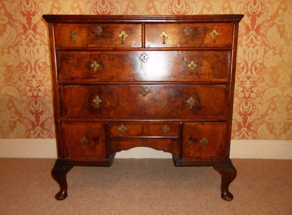 George II Walnut Chest of Drawers on Cabriole Legs, c.1740