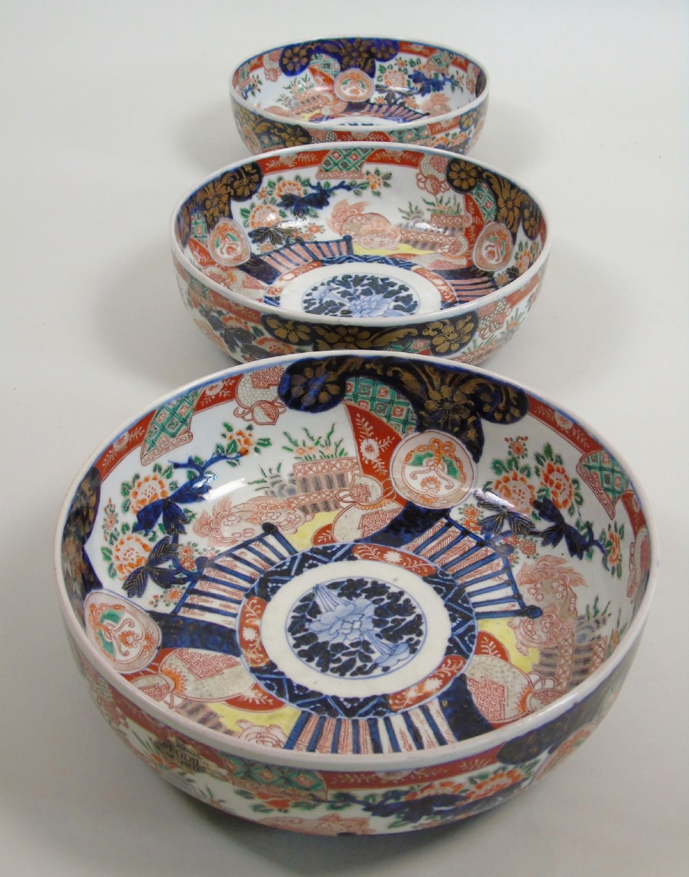 Good Set of Three Graduating Japanese Imari Bowls View II