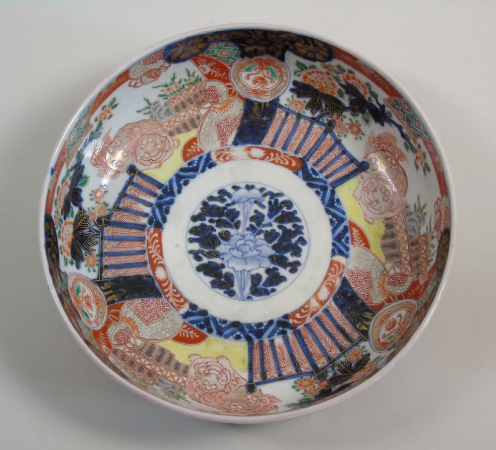 Good Set of Three Graduating Japanese Imari Bowls View VII
