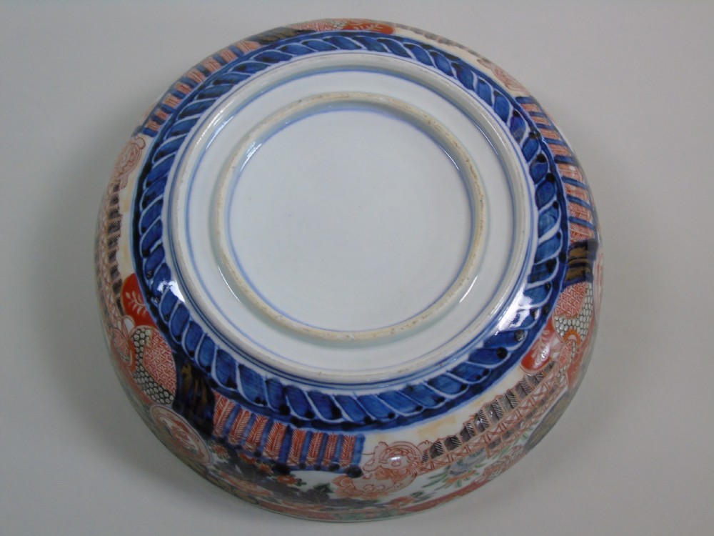 Good Set of Three Graduating Japanese Imari Bowls View VIII