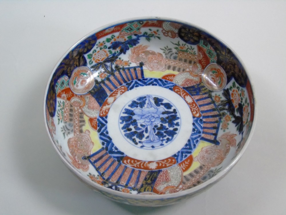Good Set of Three Graduating Japanese Imari Bowls View X