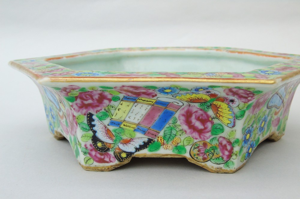 19th Century Daoguang Cantonese Porcelain Bowl Famille Rose View III