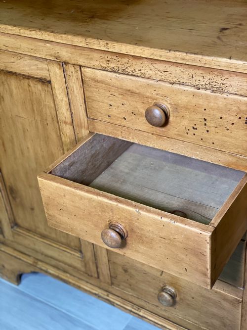 19TH CENTURY PINE DRESSER - ADDITIONAL PHOTO 8