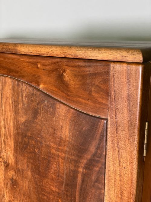 A PAIR OF WALNUT CABINETS BY ARTHUR REYNOLDS OF LUDLOW - ADDITIONAL PHOTO 11