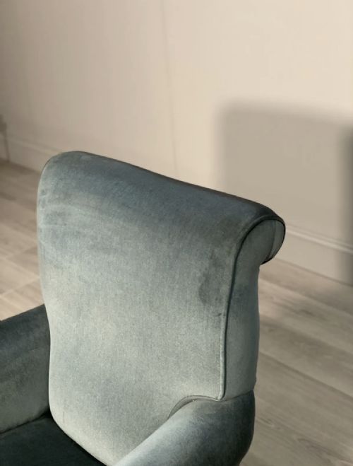 A DEEP SEATED 19TH CENTURY HOWARD STYLE ARMCHAIR - ADDITIONAL PHOTO 3