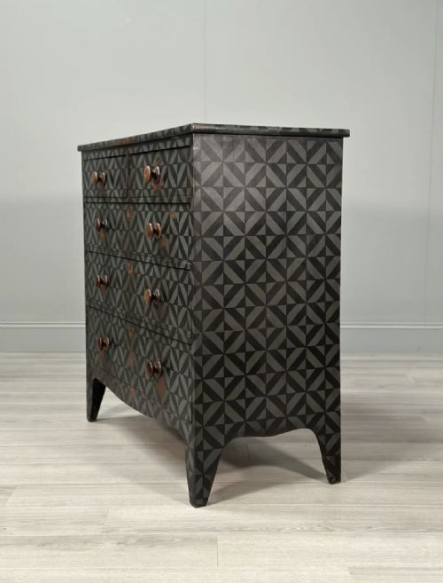 19TH CENTURY GEOMETRIC PAINTED CHEST OF DRAWERS - ADDITIONAL PHOTO 4