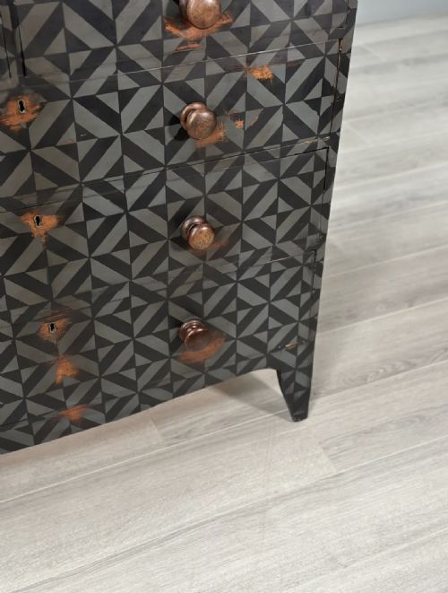 19TH CENTURY GEOMETRIC PAINTED CHEST OF DRAWERS - ADDITIONAL PHOTO 5