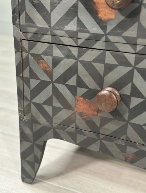 19TH CENTURY GEOMETRIC PAINTED CHEST OF DRAWERS - ADDITIONAL PHOTO 6