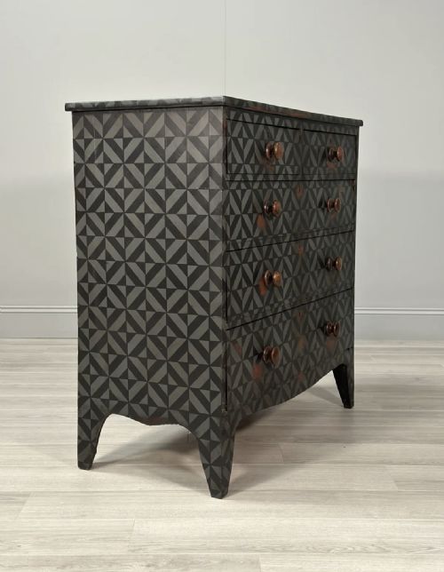 19TH CENTURY GEOMETRIC PAINTED CHEST OF DRAWERS - ADDITIONAL PHOTO 7
