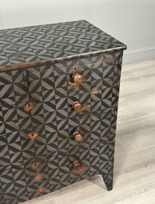 19TH CENTURY GEOMETRIC PAINTED CHEST OF DRAWERS - ADDITIONAL PHOTO 8