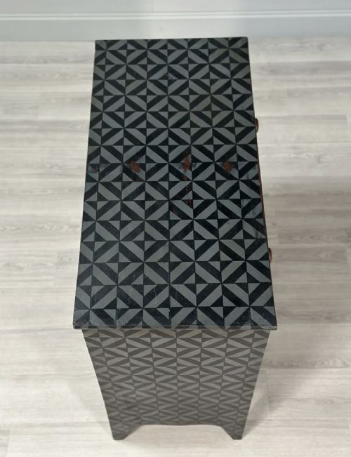 19TH CENTURY GEOMETRIC PAINTED CHEST OF DRAWERS - ADDITIONAL PHOTO 9