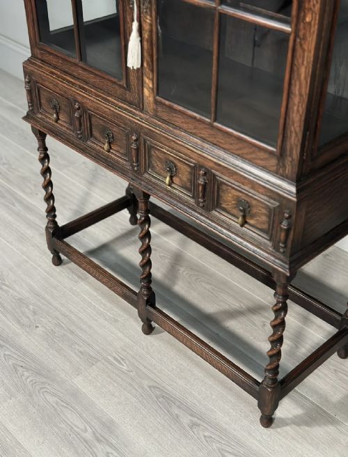 SMALL 1920S OAK DISPLAY CABINET - ADDITIONAL PHOTO 5