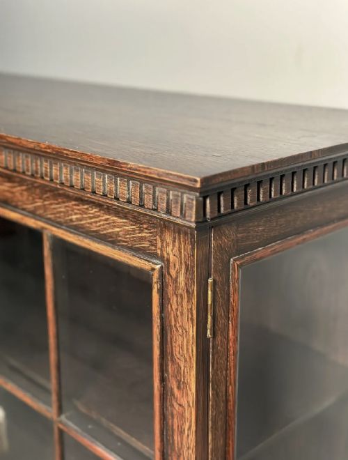 SMALL 1920S OAK DISPLAY CABINET - ADDITIONAL PHOTO 7