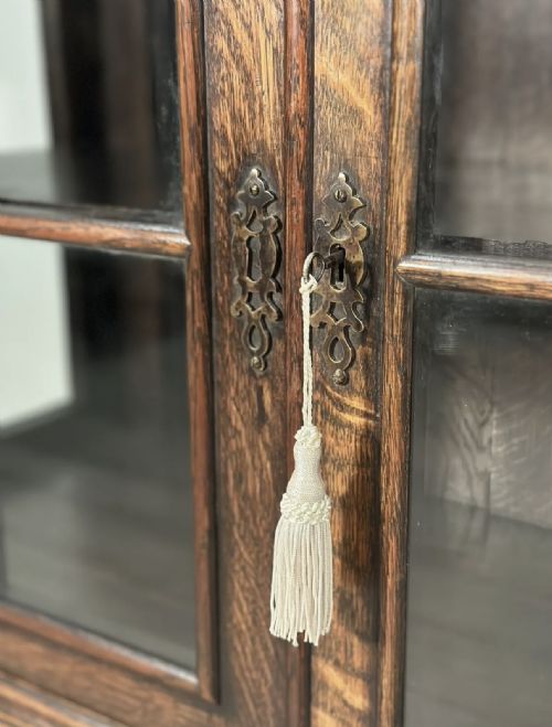 SMALL 1920S OAK DISPLAY CABINET - ADDITIONAL PHOTO 11