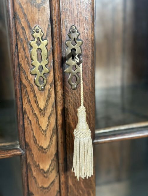 TALL 1920S OAK DISPLAY CABINET - ADDITIONAL PHOTO 7