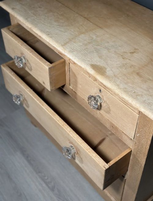 SMALL ANTIQUE PINE CHEST OF DRAWERS - ADDITIONAL PHOTO 7