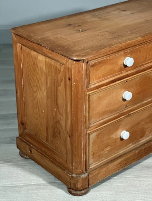 19TH CENTURY WIDE PINE CHEST OF DRAWERS - ADDITIONAL PHOTO 1