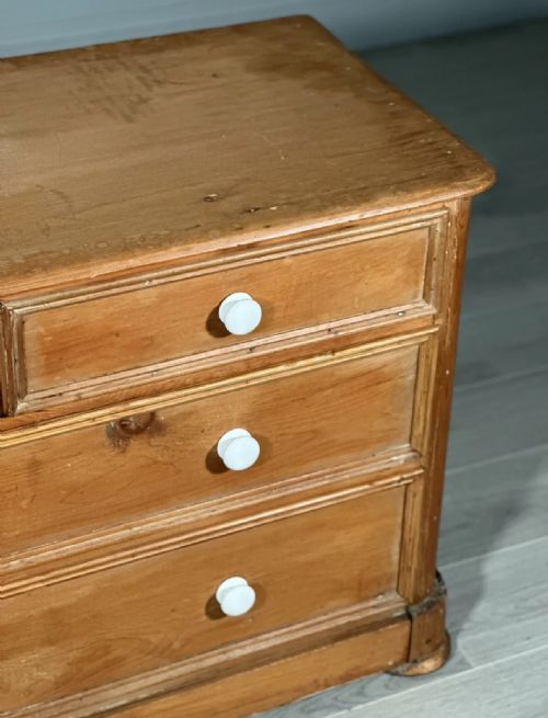 19TH CENTURY WIDE PINE CHEST OF DRAWERS - ADDITIONAL PHOTO 2