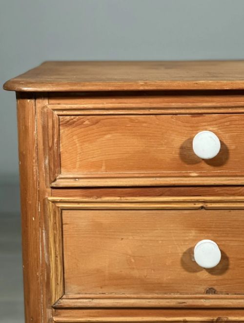 19TH CENTURY WIDE PINE CHEST OF DRAWERS - ADDITIONAL PHOTO 6