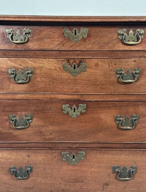 SMALL MAHOGANY GEORGIAN CHEST OF DRAWERS - ADDITIONAL PHOTO 3