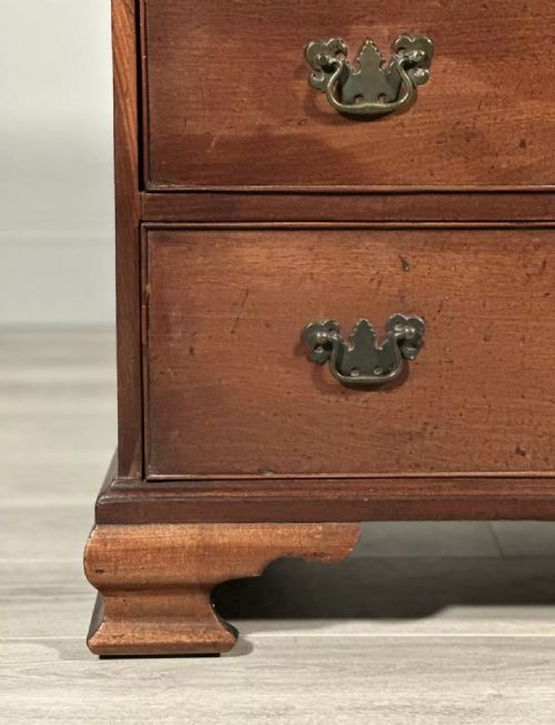 SMALL MAHOGANY GEORGIAN CHEST OF DRAWERS - ADDITIONAL PHOTO 4