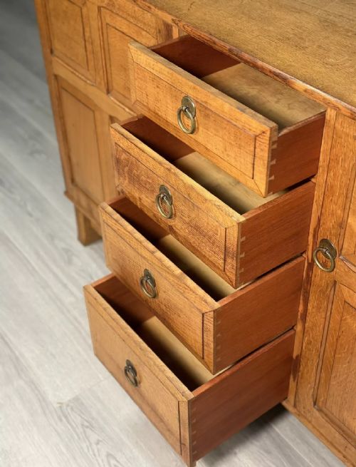 A 1930S OAK SIDEBOARD BY REYNOLDS OF LUDLOW FOR HEALS OF LONDON - ADDITIONAL PHOTO 3