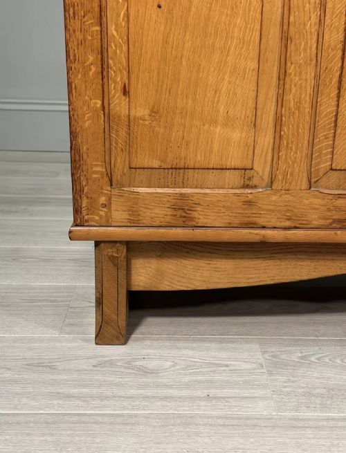 A 1930S OAK SIDEBOARD BY REYNOLDS OF LUDLOW FOR HEALS OF LONDON - ADDITIONAL PHOTO 4