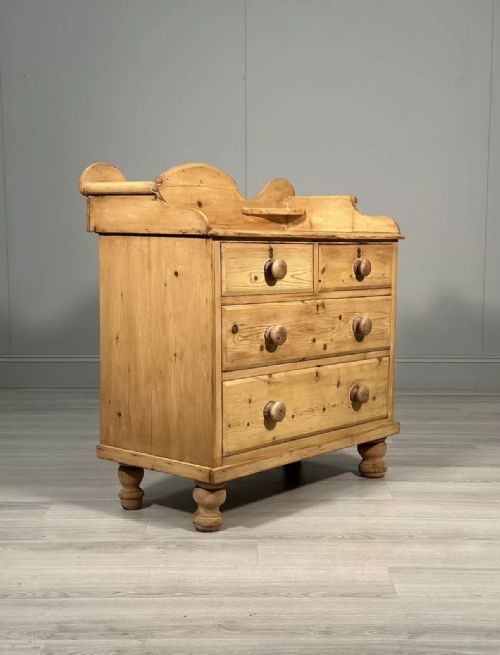 19th century pine chest of drawers - CATEGORY: ANTIQUE CHEST OF DRAWERS - DATED VICTORIAN