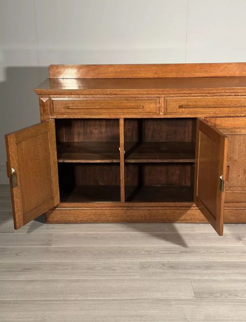LARGE ARTS AND CRAFTS GOLDEN OAK SIDEBOARD C1920 - ADDITIONAL PHOTO 1
