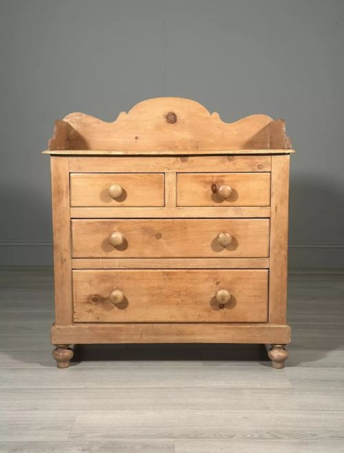 19th century pine chest of drawers - CATEGORY: ANTIQUE CHEST OF DRAWERS - DATED 19TH CENTURY