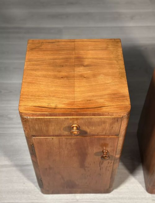 A PAIR OF ART DECO WALNUT BEDSIDE CABINETS - ADDITIONAL PHOTO 1