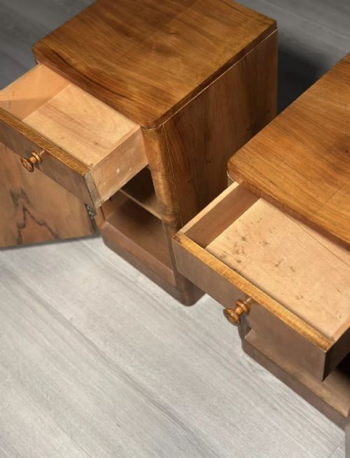 A PAIR OF ART DECO WALNUT BEDSIDE CABINETS - ADDITIONAL PHOTO 5