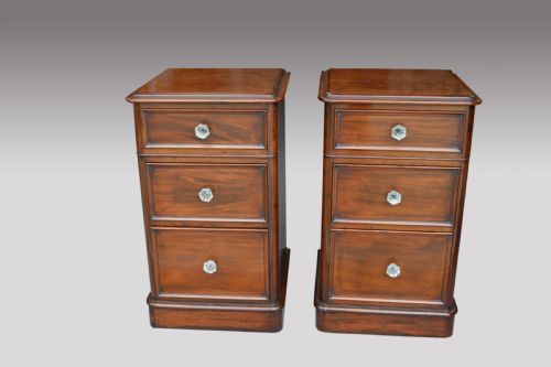 Fine Pair of Victorian Mahogany Bedside Chests of Drawers