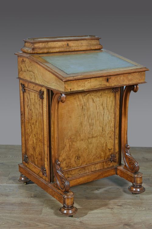 Fine Quality Early Victorian Walnut Davenport