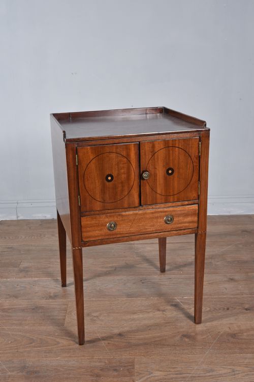 Georgian Mahogany Night Stand / Lamp Table