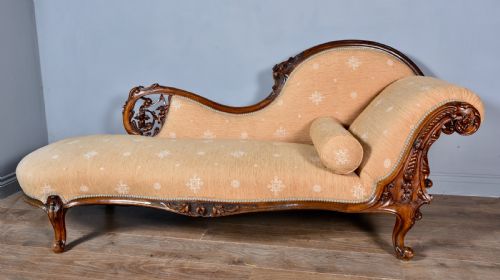Fine Victorian Walnut Chaise Longue