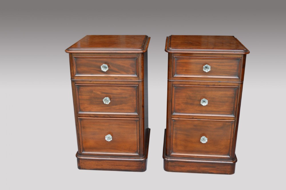 Fine pair of Victorian mahogany bedside chests of drawers 