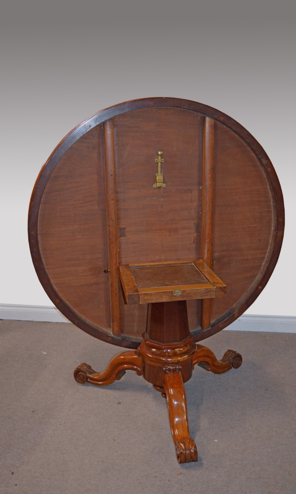 LARGE ROUND CIRCULAR ANTIQUE VICTORIAN DINING TABLE  View V