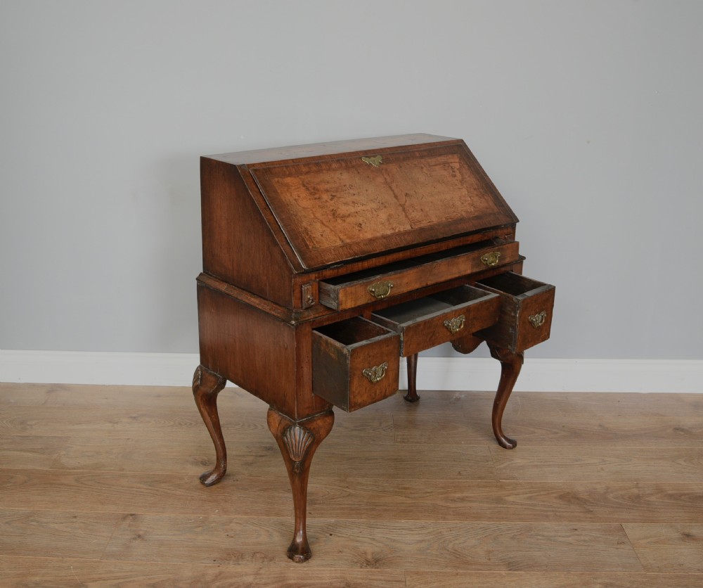 18th century walnut Queen Anne bureau  View VI