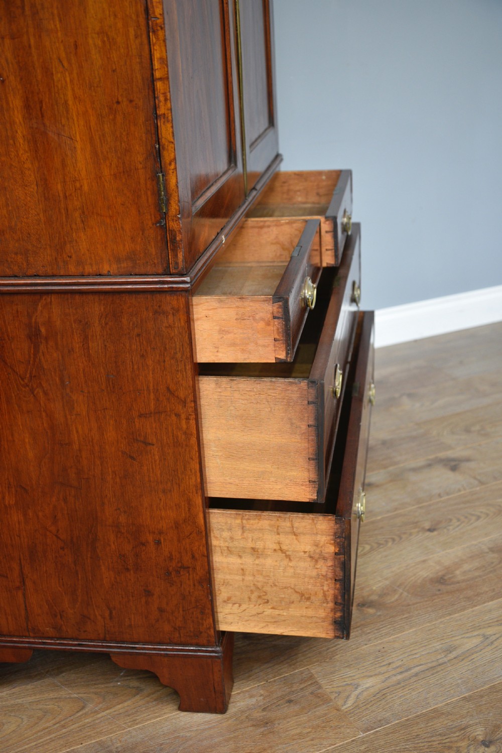 Georgian mahogany linen press  View IX