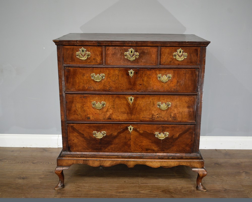 18th century walnut Queen Anne chest of drawers 
