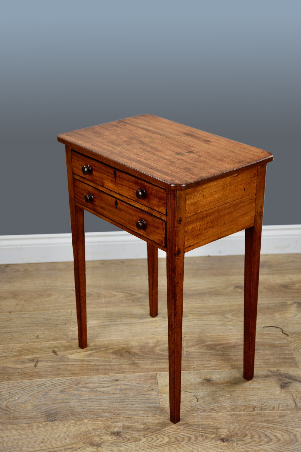 Georgian mahogany lamp table 