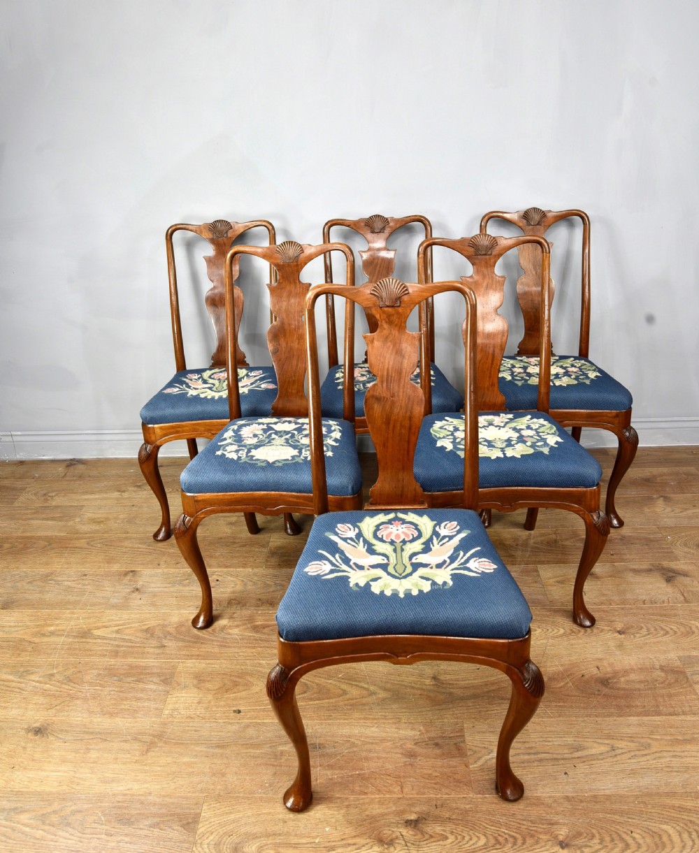 Antique set of 19th century Queen Anne style walnut chairs 
