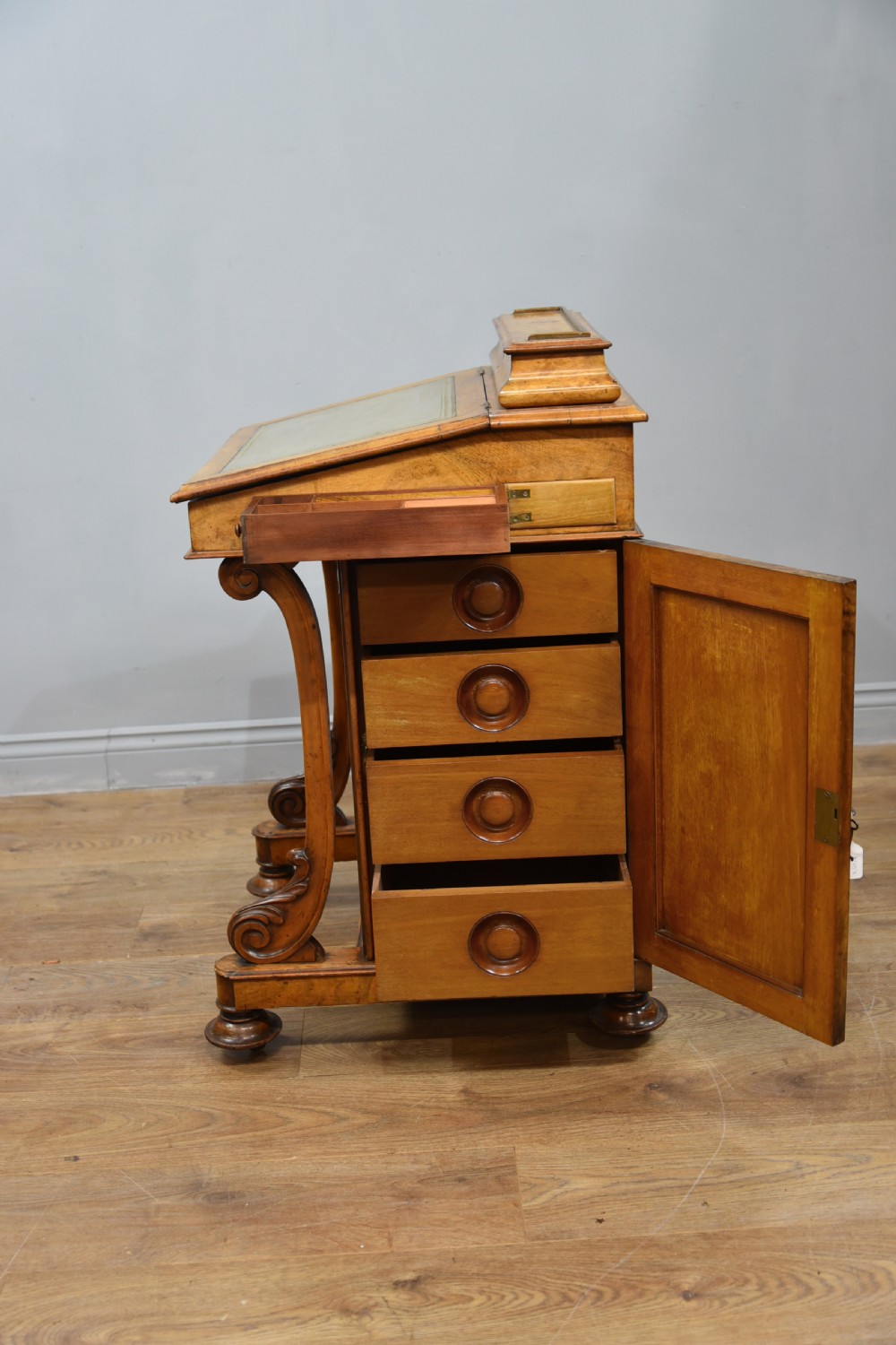 Fine Quality early Victorian walnut Davenport  View IV